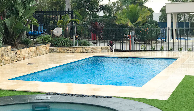piscine coque Leisure Pools Precision en couleur Crystal Blue