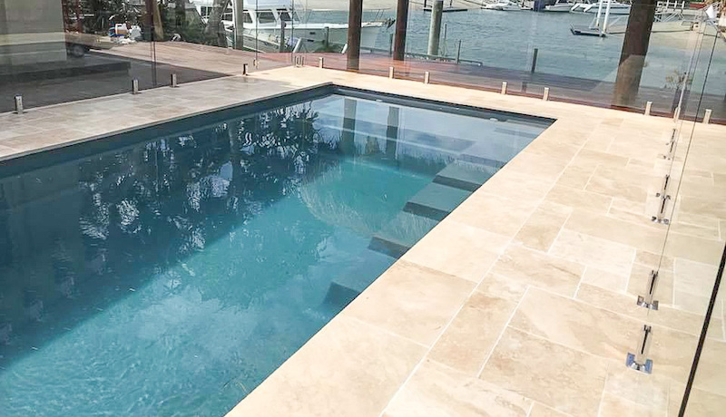 piscine coque Leisure Pools Precision en couleur Graphite Grey