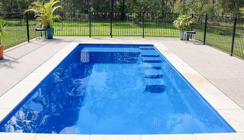 piscine coque Leisure Pools Precision en couleur Sapphire Blue