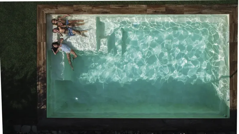 piscine coque Mondepra kubyka 83, cover kubyka 83